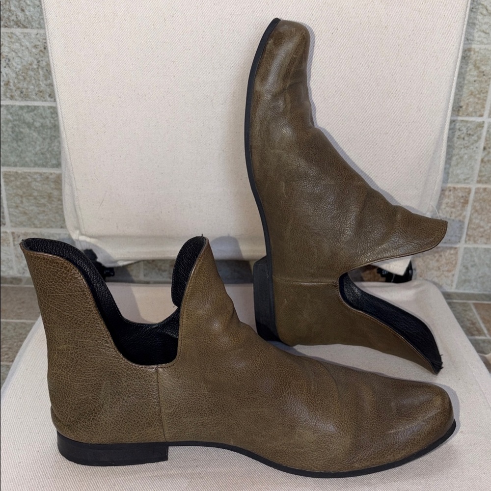 Wome Olive green  Leather all year round shoes. All leather inside and out.